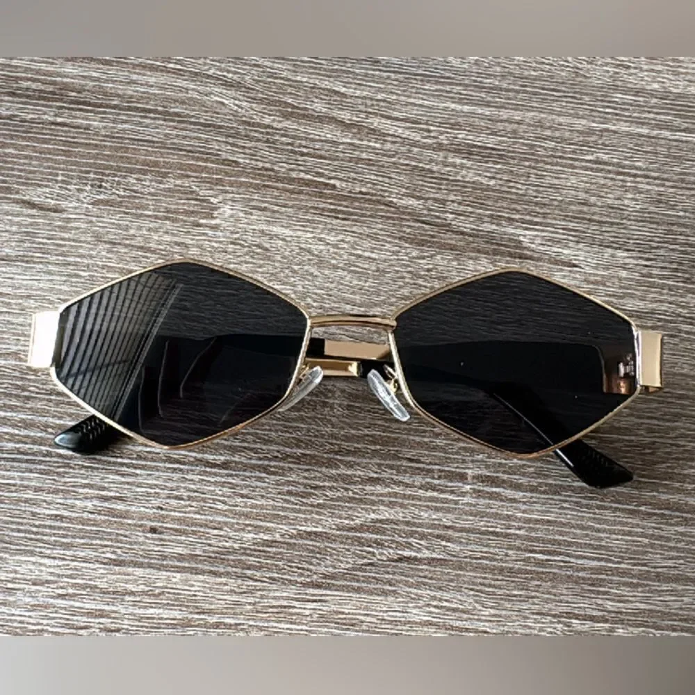 REVOLVE Gold Frame Black Lens Geometric Sunglasses